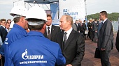 Владимир Путин приветствует работников компании на торжественном мероприятии, посвященном вводу в эксплуатацию первого пускового комплекса газотранспортной системы (ГТС) «Сахалин — Хабаровск — Владивосток» (сентябрь 2011 г.)