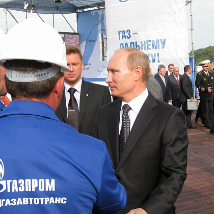 Владимир Путин приветствует работников компании на торжественном мероприятии, посвященном вводу в эксплуатацию первого пускового комплекса газотранспортной системы (ГТС) «Сахалин — Хабаровск — Владивосток» (сентябрь 2011 г.)